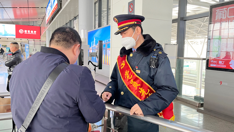開展“服務旅客、助力春運”志愿服務活動