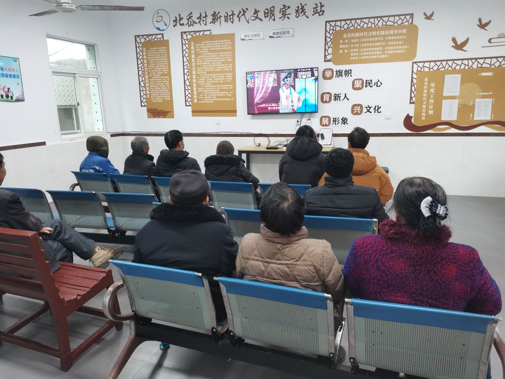 黃龍鄉北岙村文化禮堂內，居民們一同觀看直播。嵊泗縣委宣傳部供圖