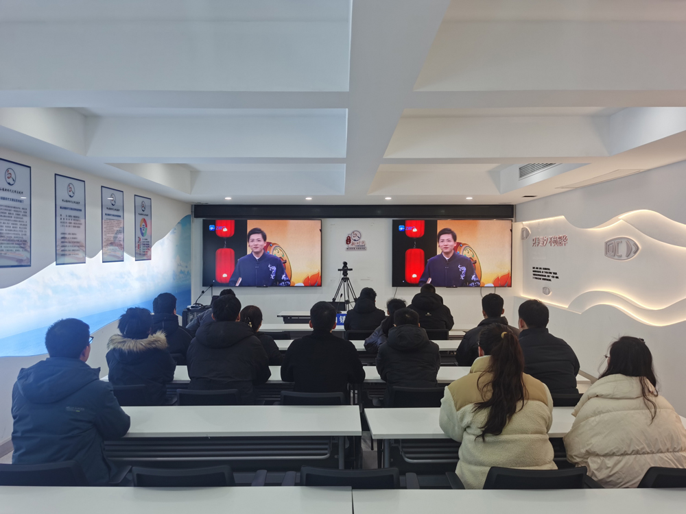 嵊山鎮泗洲塘村文化禮堂內，居民們一同觀看直播。嵊泗縣委宣傳部供圖