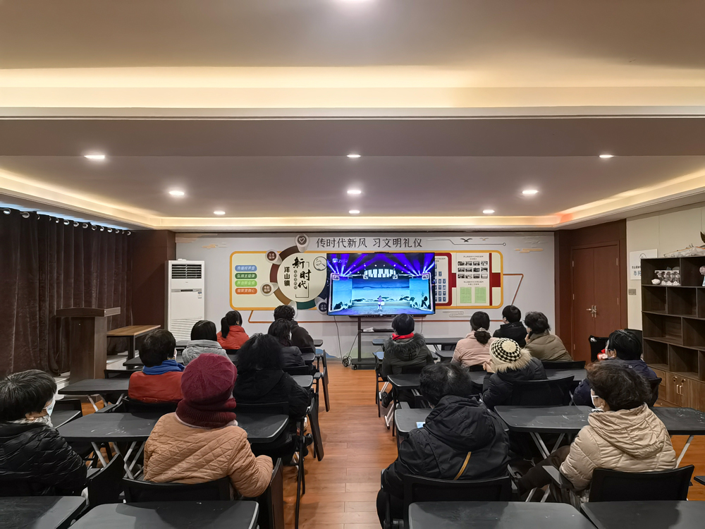 洋山鎮圣港社區文化禮堂內，居民們一同觀看直播。嵊泗縣委宣傳部供圖