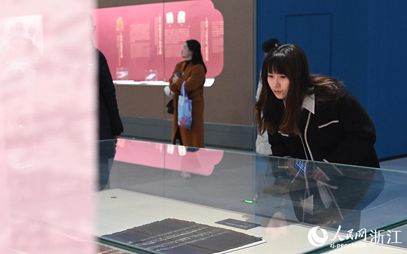 市民參觀新年文物特展。