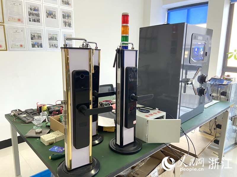 麗水智恒安防科技有限公司在智宇孵化器的助力下進行產品研發。人民網 方彭依夢攝