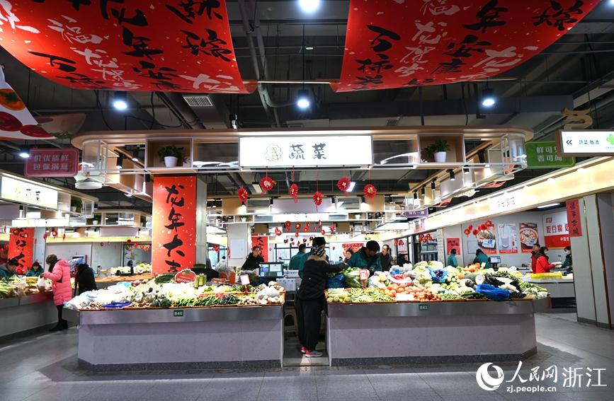 蔣村柿集里過年氛圍濃。人民網記者 張麗瑋攝