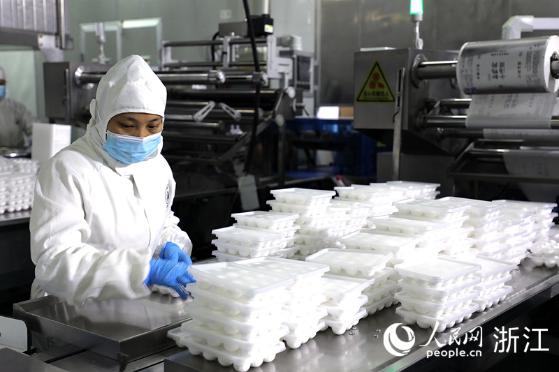 在海關助力下，寧波湯圓加速“出?！?。人民網 方彭依夢攝