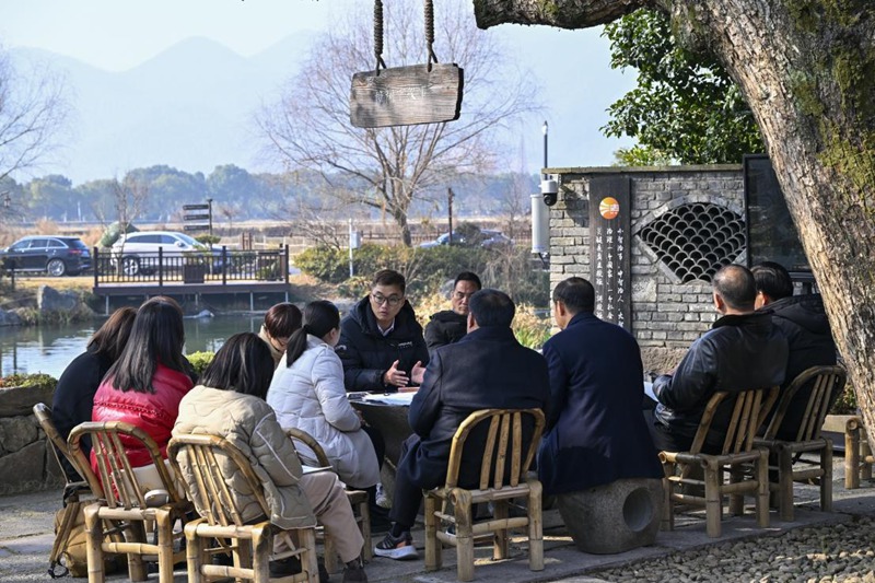 余杭區徑山鎮小古城村開展“眾人監督日”活動。余杭區紀委監委供圖