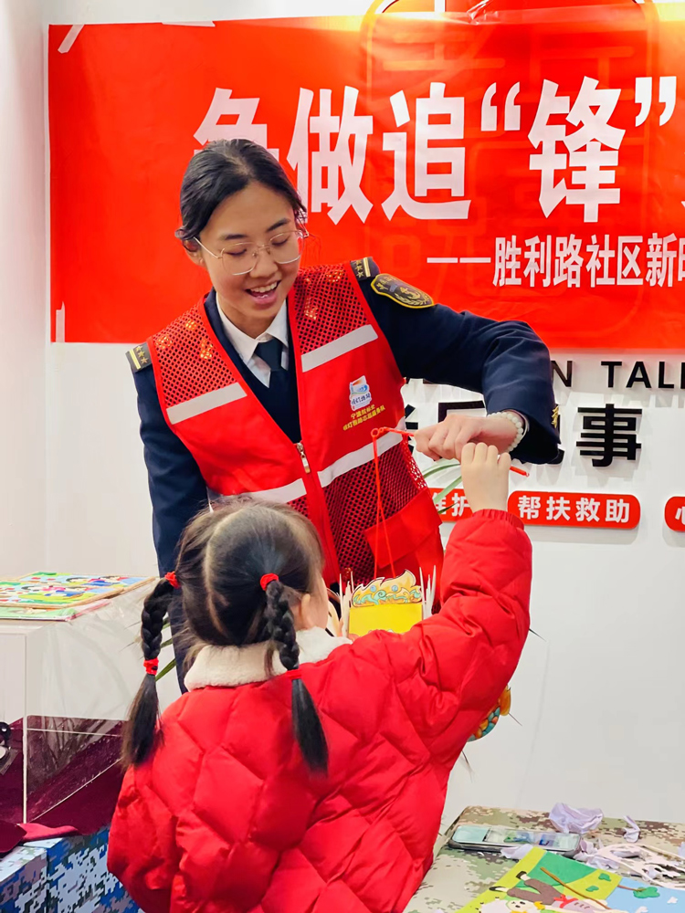 “爭做追‘鋒’少年 代代傳向未來”學雷鋒系列活動現場。寧波航標處供圖