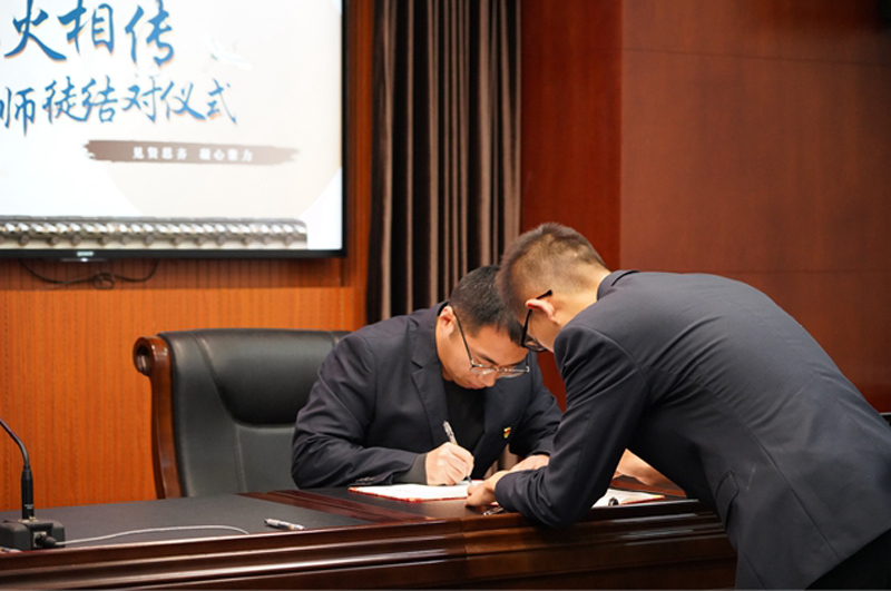 舟山市煙草專賣局“師徒結對儀式”現場。舟山市煙草專賣局供圖