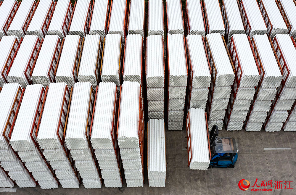 浙江省臺州市黃巖區一家管道企業生產正忙。人民網 章勇濤攝