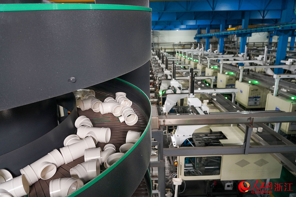 浙江省臺州市黃巖區一家管道企業生產正忙。人民網 章勇濤攝