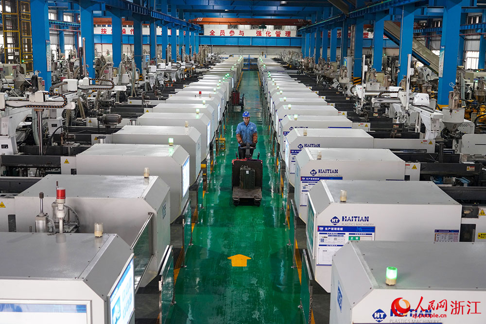 浙江省臺州市黃巖區一家管道企業生產正忙。人民網 章勇濤攝