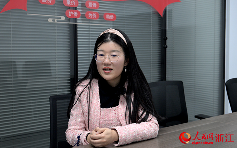 劉羽西接受采訪。