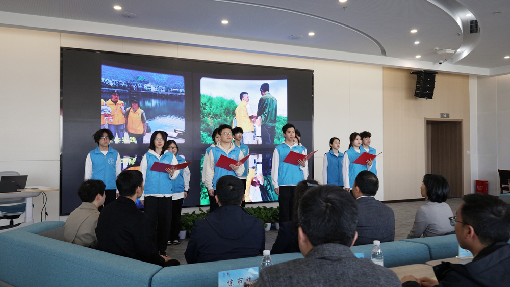浙江水院“河小二”志愿者們朗誦《水利頌歌》。李珉德攝
