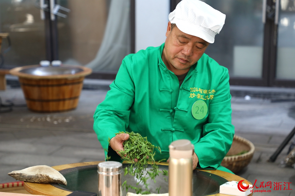 58名選手現場競技，角逐出“炒茶王”和“新銳賽冠軍”。人民網 方彭依夢攝