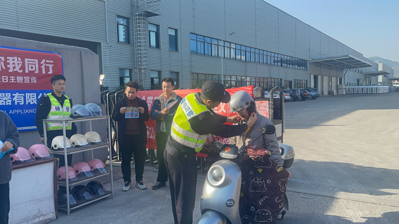 入企開展“一盔一帶”活動。