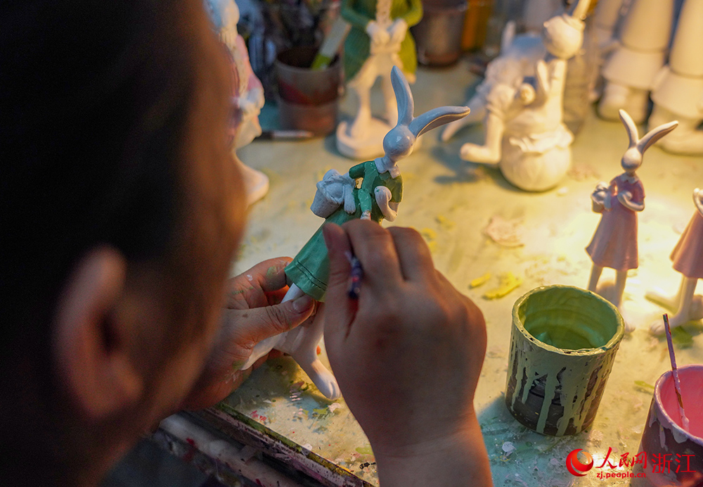 4月17日，在浙江省臺州市黃巖區一家工藝品企業，工人在趕制工藝品樣品。人民網 章勇濤攝