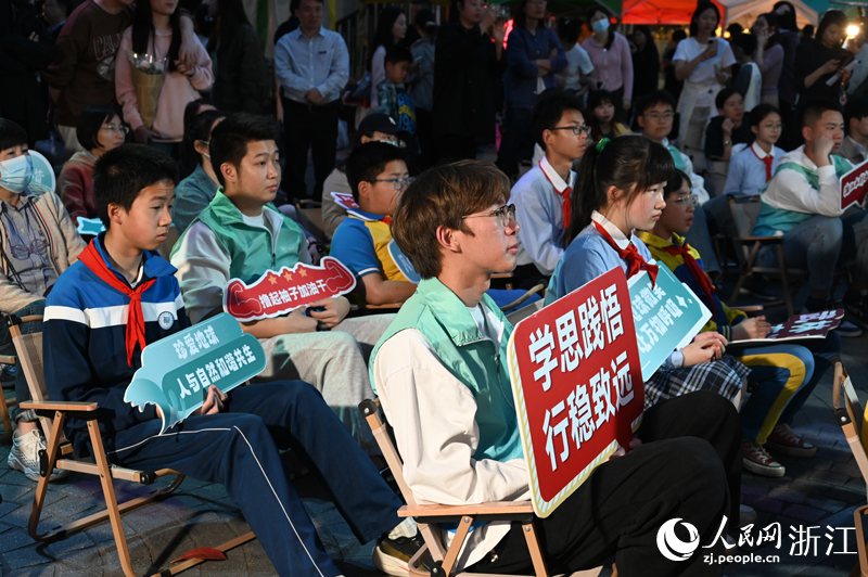 臺下青年學生認真聆聽。人民網記者 葉賓得攝