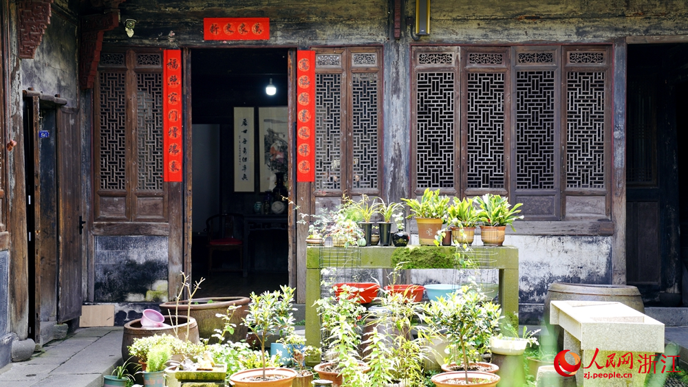 崇仁古鎮居民院子中載滿花卉。人民網 陳陸洵攝