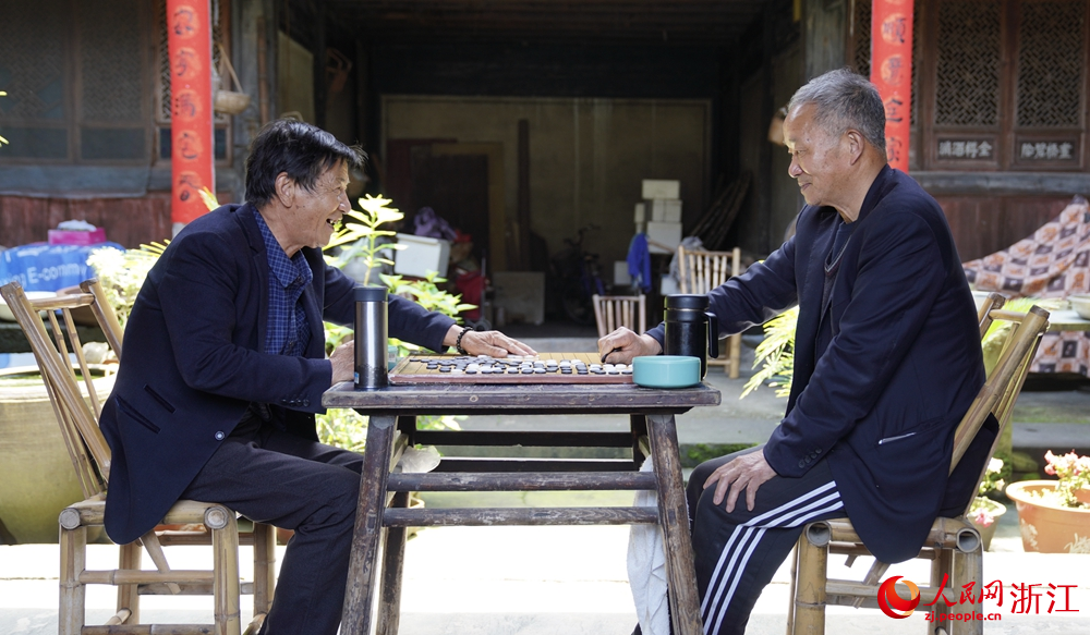 崇仁古鎮有“圍棋之鄉”之稱，兩位居民正在對弈。人民網 陳陸洵攝