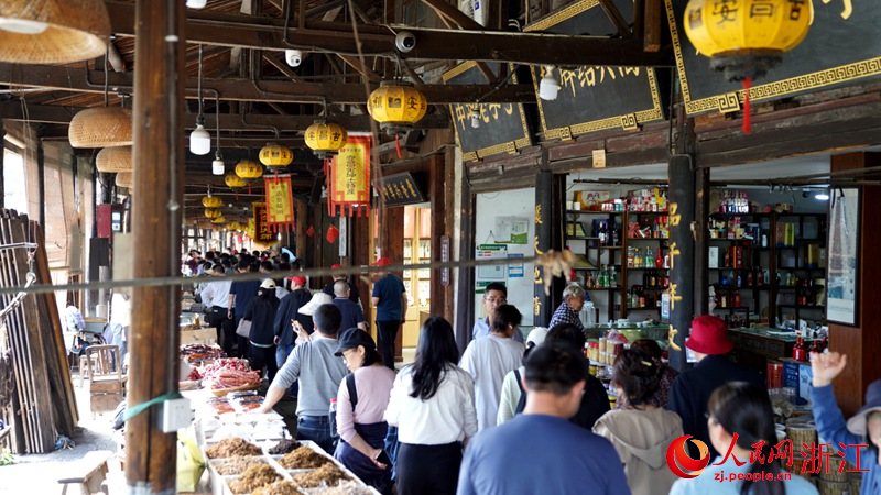 安昌古鎮游人如織。人民網 陳陸洵攝