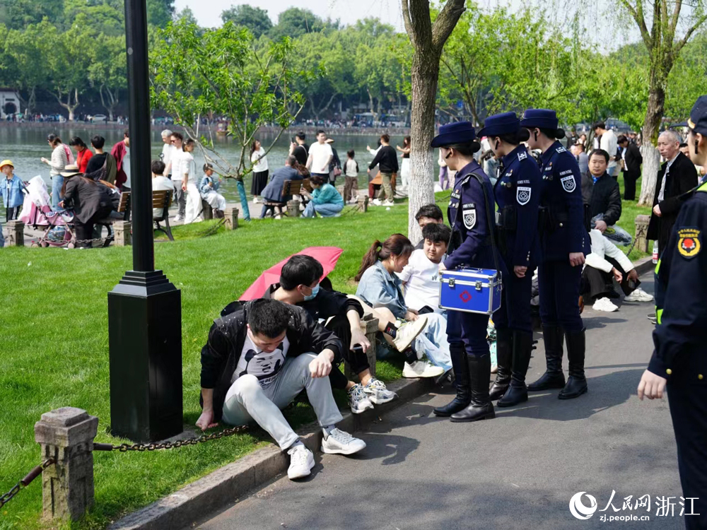西湖女子巡邏隊勸導不文明行為，倡導文明游覽。人民網 劉欣蔚攝