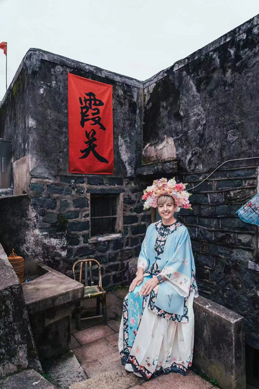 外國游客體驗傳統簪花。林明明攝