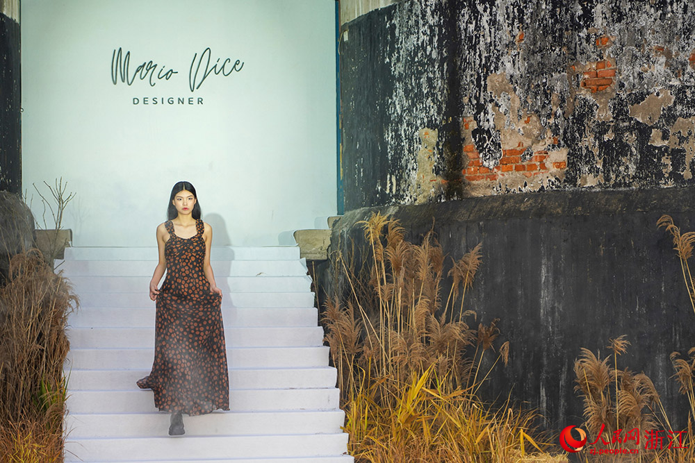 5月11日，模特在浙江省紹興市柯橋區福全街道徐山村糧倉走秀。人民網 章勇濤攝