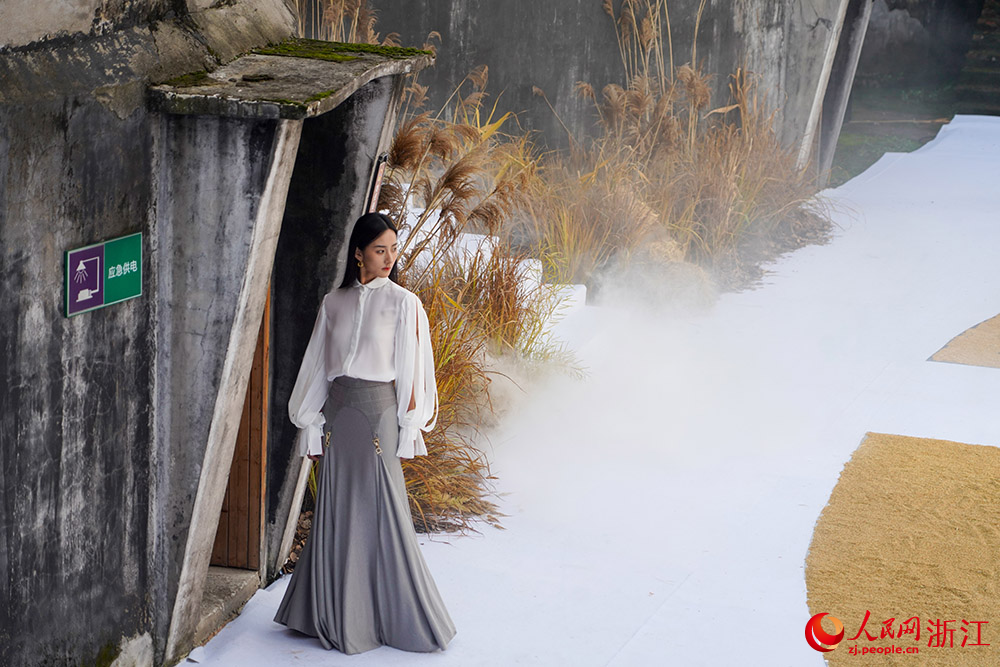 5月11日，模特在浙江省紹興市柯橋區福全街道徐山村糧倉走秀。人民網 章勇濤攝