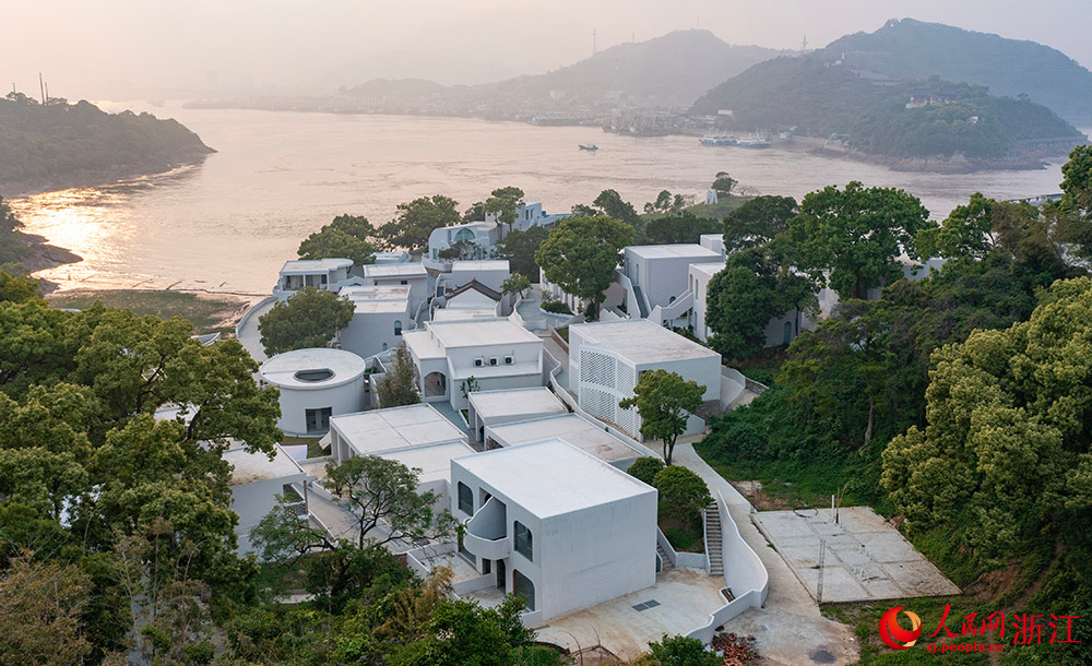 從空中俯瞰浙江省寧波市象山縣石浦鎮湖礁灣漁村“三個月亮”美好生活主題海島。人民網 章勇濤攝