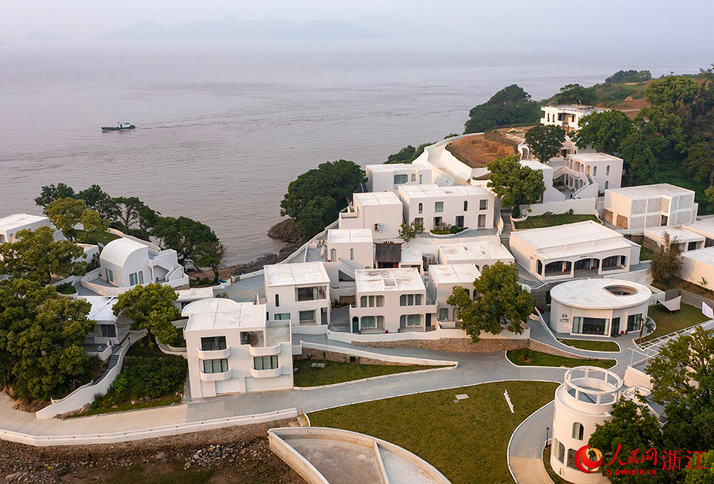 從空中俯瞰浙江省寧波市象山縣石浦鎮湖礁灣漁村“三個月亮”美好生活主題海島。人民網 章勇濤攝