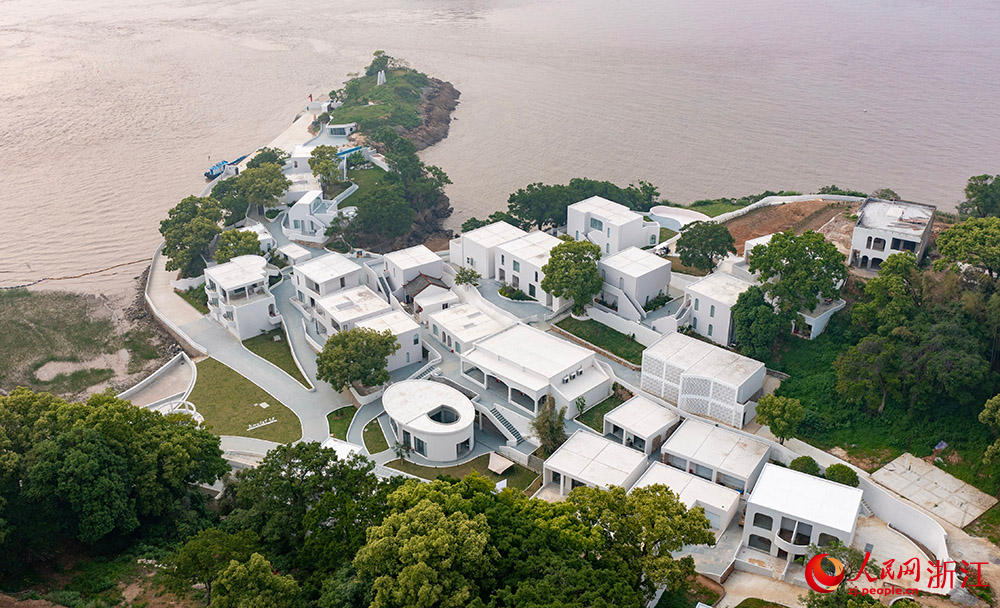 從空中俯瞰浙江省寧波市象山縣石浦鎮湖礁灣漁村“三個月亮”美好生活主題海島。人民網 章勇濤攝