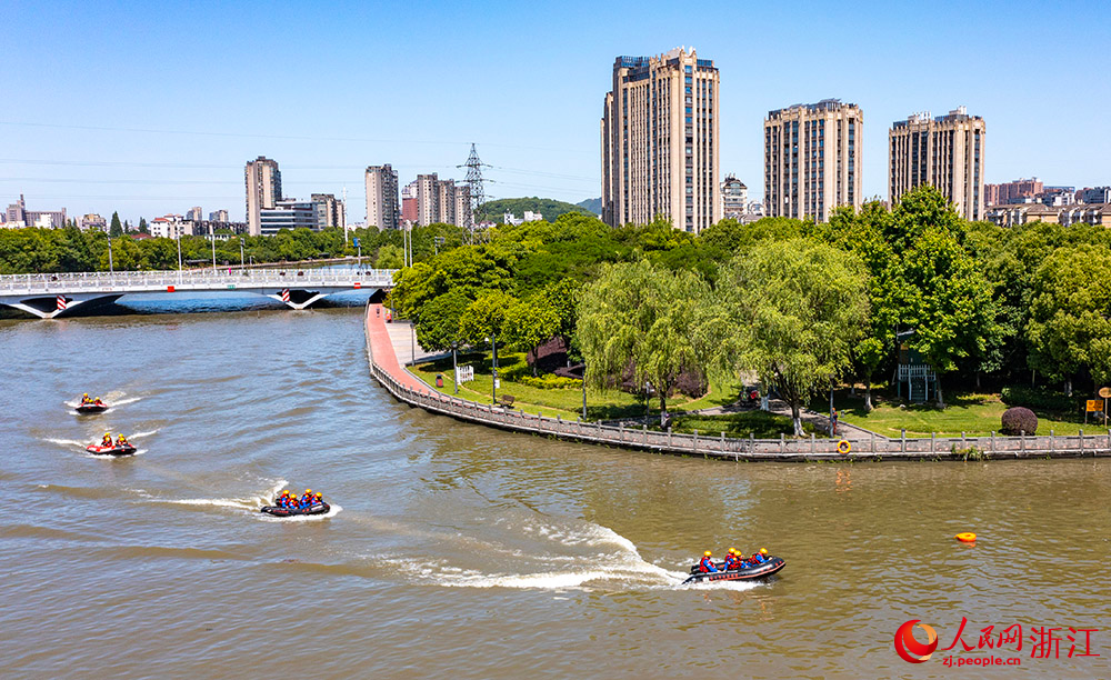 在浙江省余姚市玉皇山公園候青江，救援隊進行皮劃艇水上編隊演練。人民網 章勇濤攝