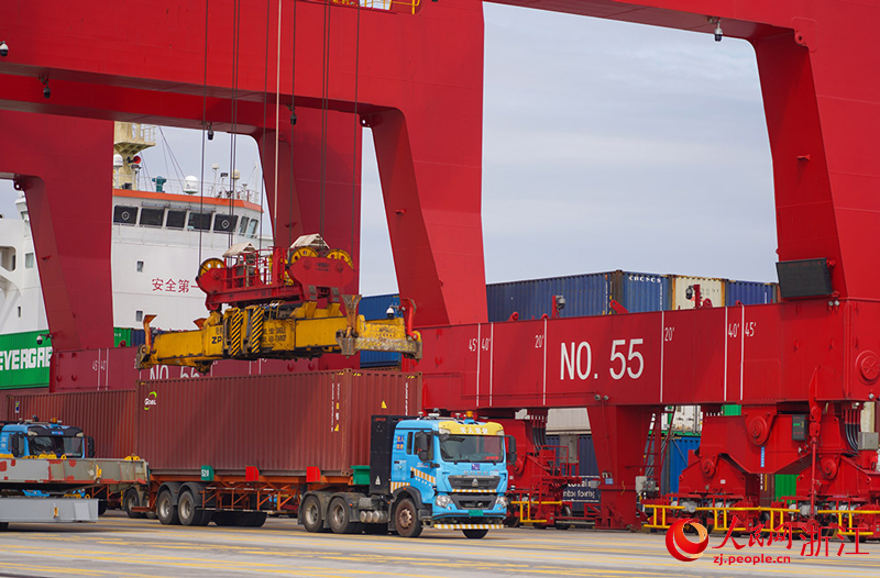 5月22日，寧波舟山港梅山港區智能集卡正在作業。人民網 章勇濤攝
