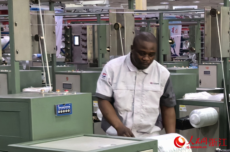 大甘姆在絡紗車間巡檢。人民網記者 章斐然攝