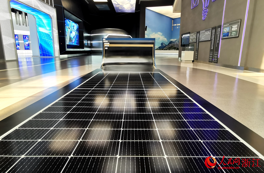 秀洲光伏科技館內展示的光伏組件。人民網記者 張麗瑋攝