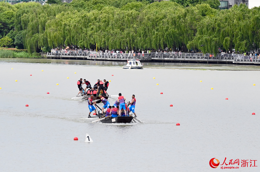踏白船也稱搖快船，是一項盛行于江南水鄉的民間水上競技。人民網記者 葉賓得攝