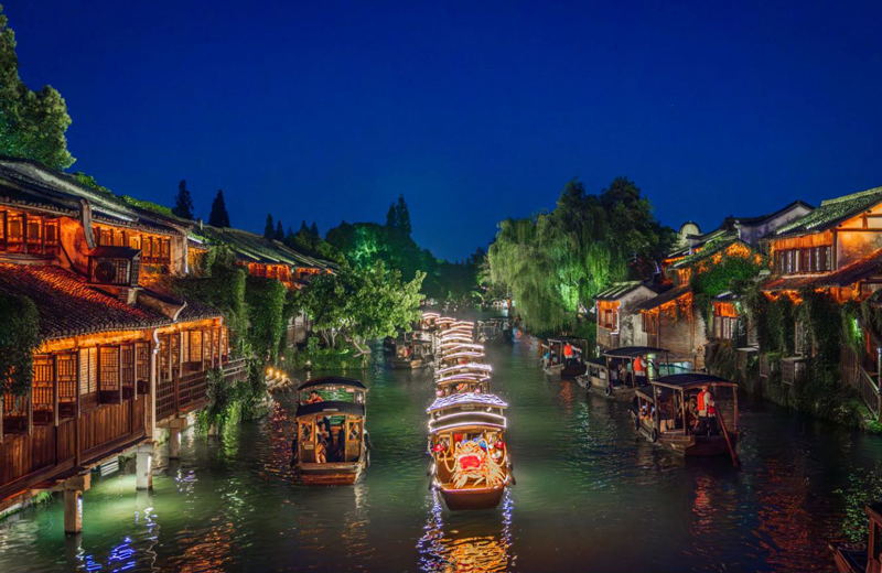 烏鎮景區將傳統搖櫓船與龍舟相結合，推出“龍舟花燈船”活動。烏鎮風景區供圖