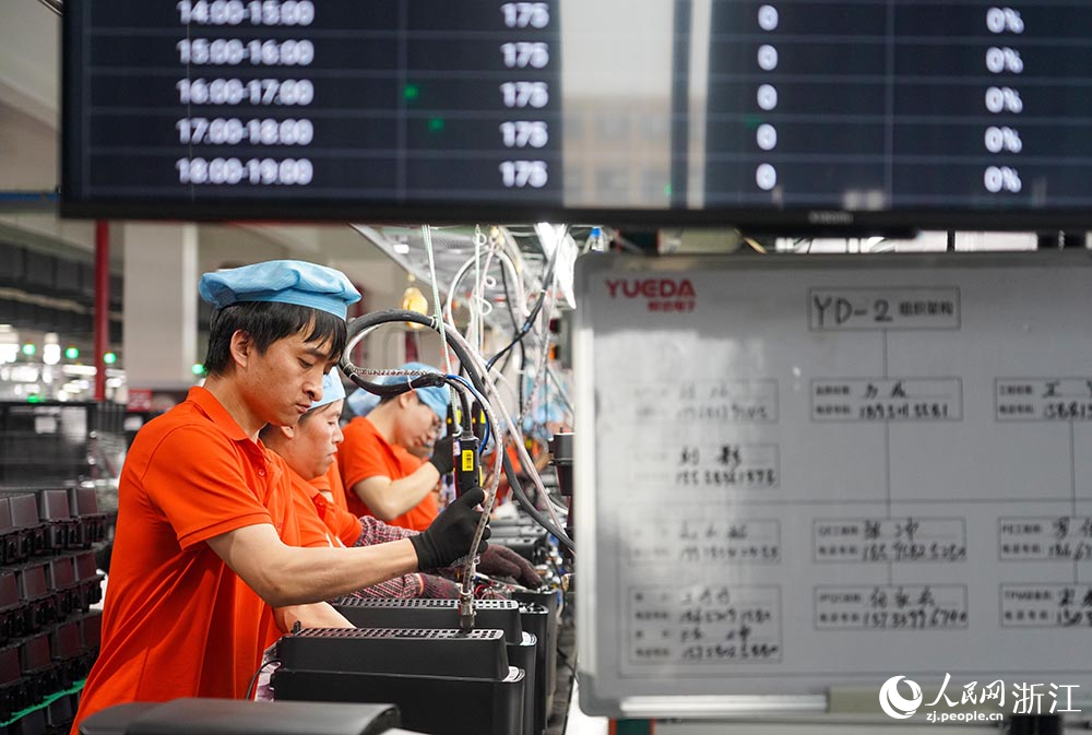 在浙江省慈溪市觀海衛鎮一家制造空氣炸鍋的企業，工人在生產線上忙碌著。人民網 章勇濤攝