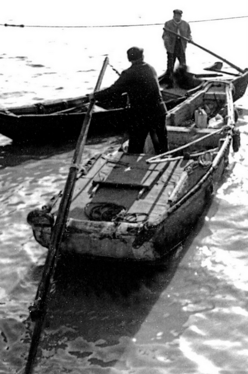 東極漁民就是劃著這樣的小船出海救人的。洪曉敏供圖