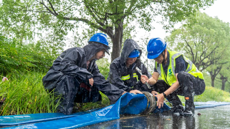 工作人員深度參與城市排澇工作。杭州市水務集團供圖