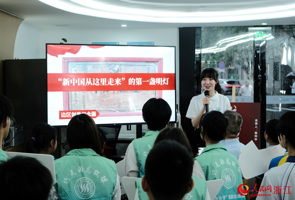 浙江水利水電學院浙水紅潮宣講團宣講員進行主題宣講。人民網 劉欣蔚攝