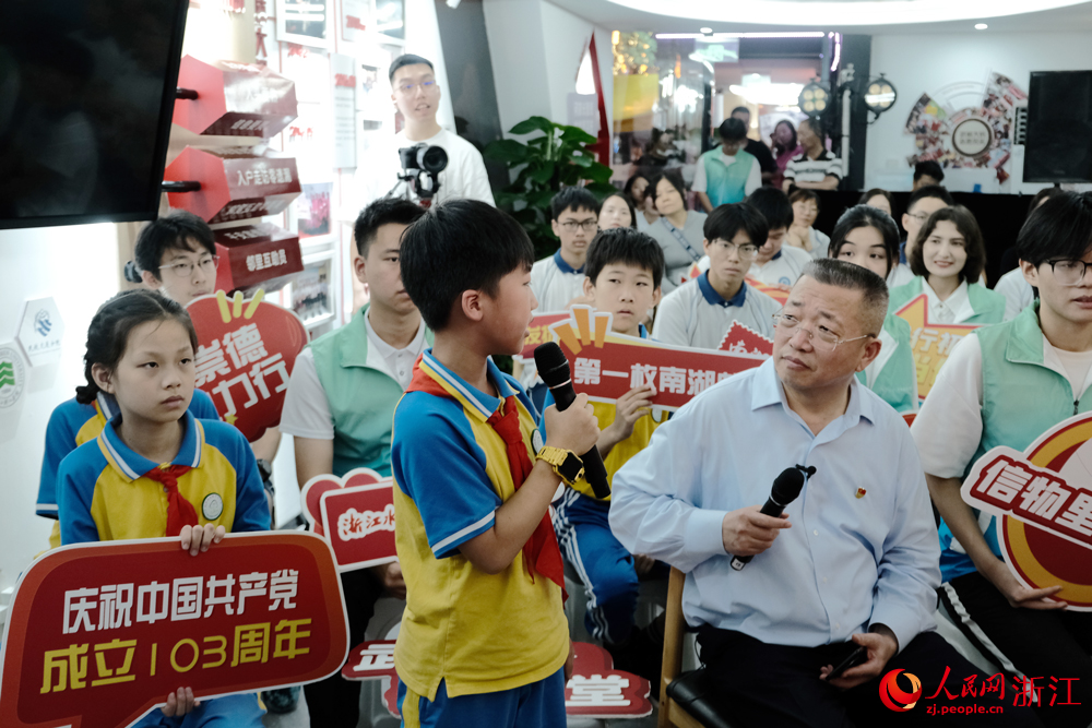 學生在活動中提問。人民網 劉欣蔚攝