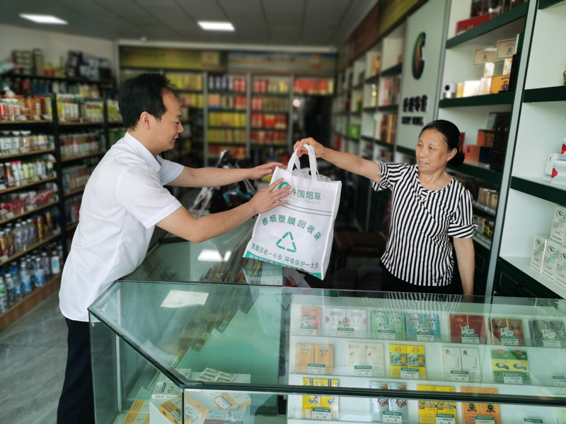 湖州煙草送貨員在零售戶店內進行塑膜回收。莫波濤/攝