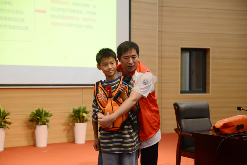 組織暑期安全教育課程。甬江街道供圖