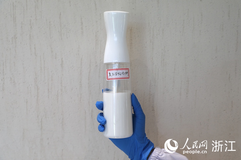 使用復合配方植物精油可抑制苔蘚、霉菌的生長。人民網 方彭依夢攝