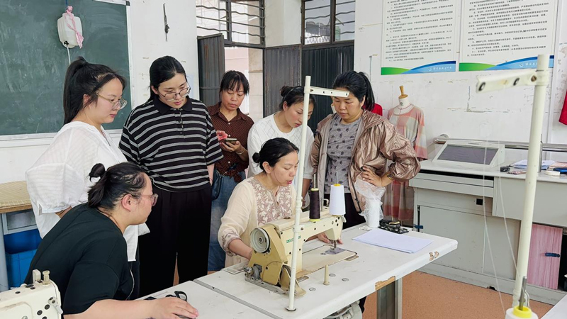 推動來料加工勞動者不斷提升技能。葉杰釧攝