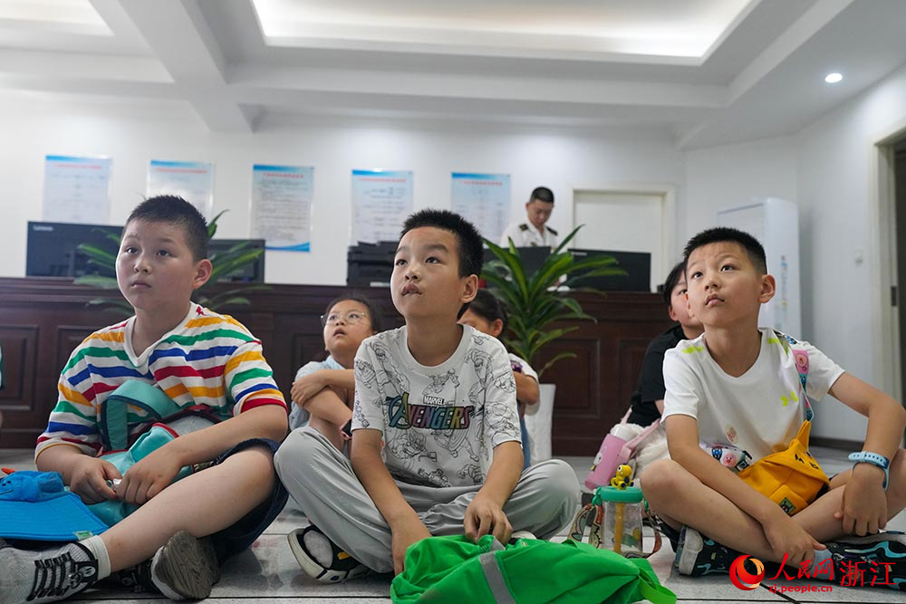 7月11日，“小候鳥”在寧波航標處觀看“5G+多功能航標示范系統”。人民網 章勇濤攝