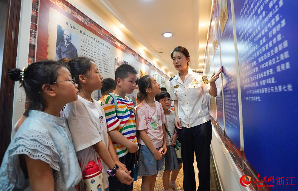 7月11日，“小候鳥”在寧波航標處航標文化走廊參觀學習。人民網 章勇濤攝