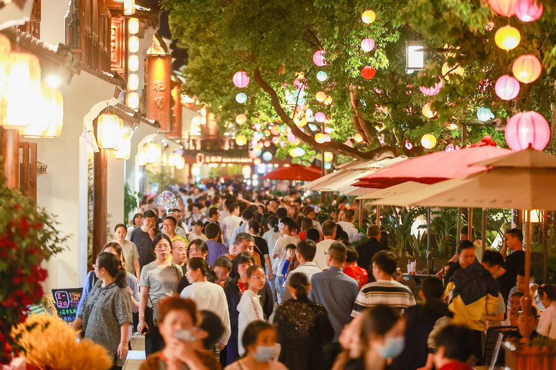 入夏，余姚陽明古鎮夜間市集人潮涌動。陽明古鎮供圖