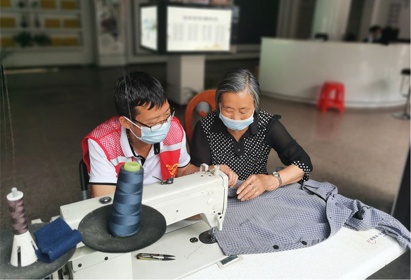 “共享洗衣房”額外提供衣物縫補等暖心服務。文成縣精神文明建設指導中心供圖