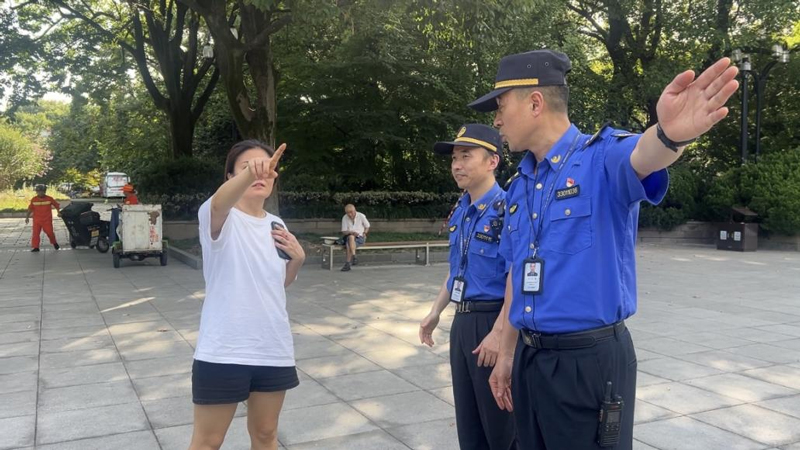 執法隊隊員為游客解答疑問。沈嘉寧攝